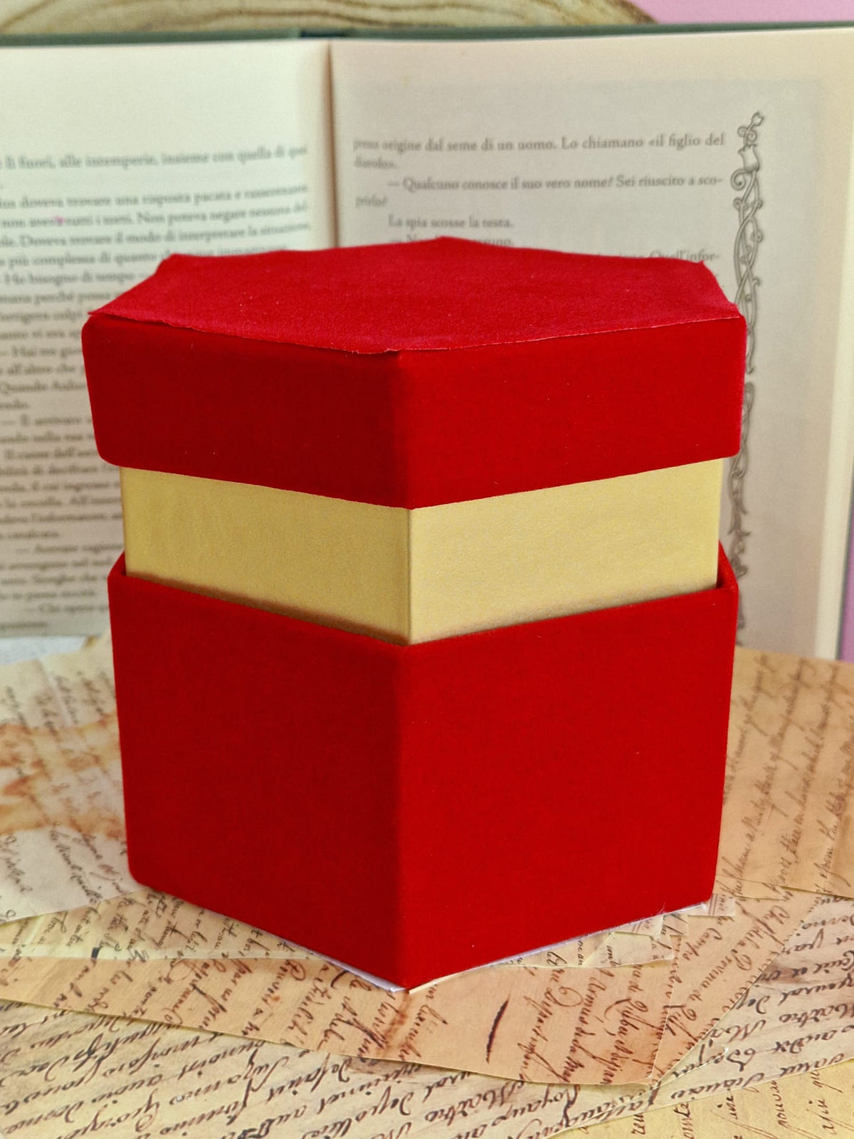 Scatole Esagonali in Velluto Rosso con Bordo Oro – 4 Misure