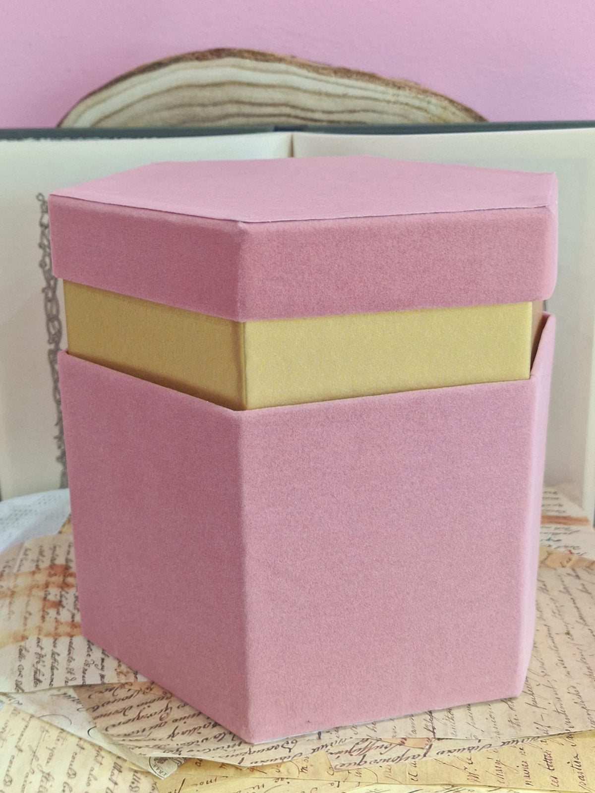 Scatole Esagonali in Velluto Rosa Antico con Bordo Oro – 4 Misure