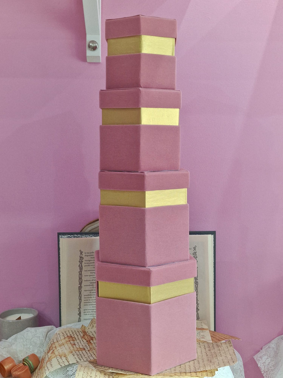 Scatole Esagonali in Velluto Rosa Antico con Bordo Oro – 4 Misure