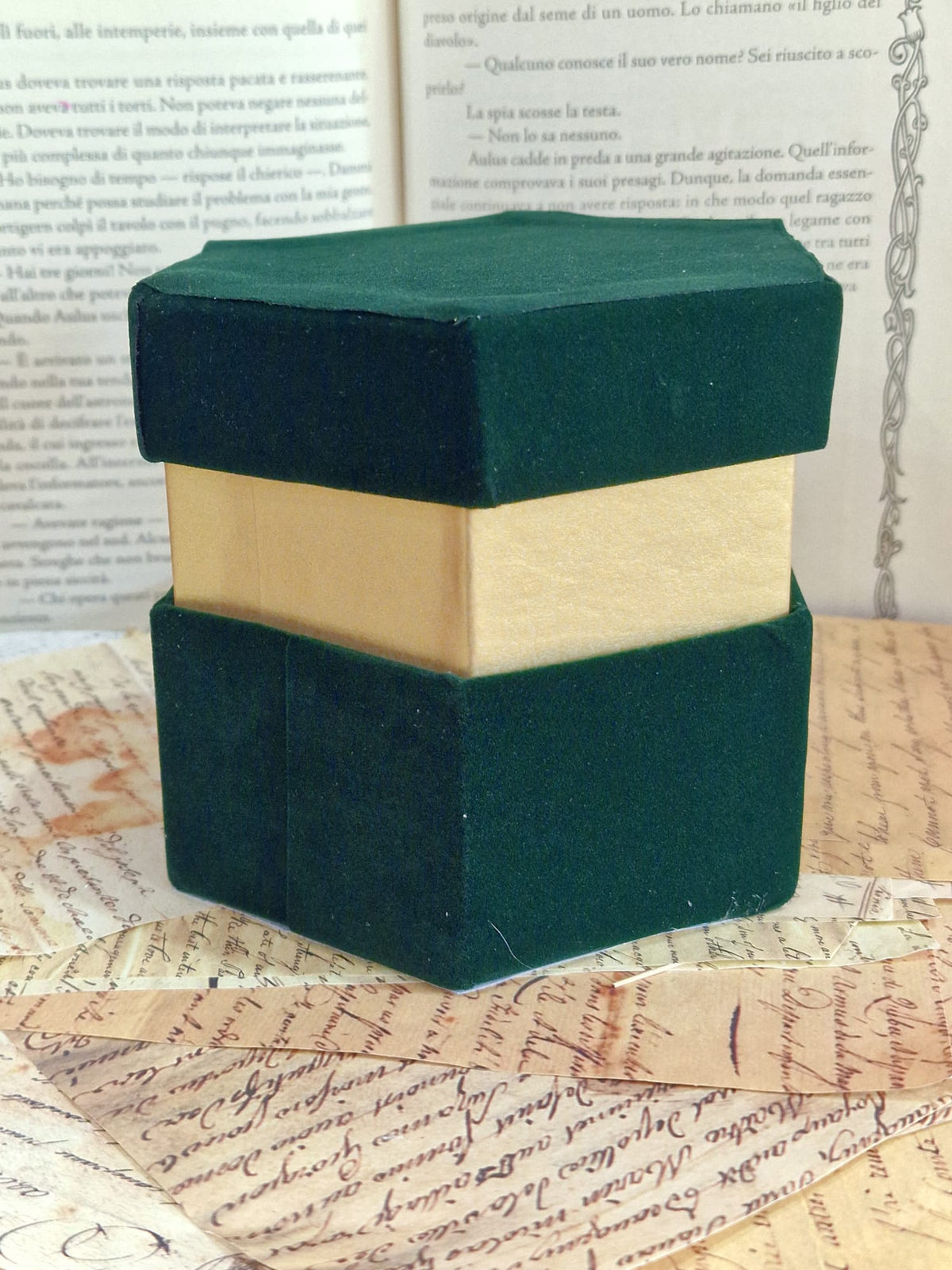 Lumos Incantatrix Scatole Esagonali in Velluto Verde Bosco con Bordo Oro – 4 Misure