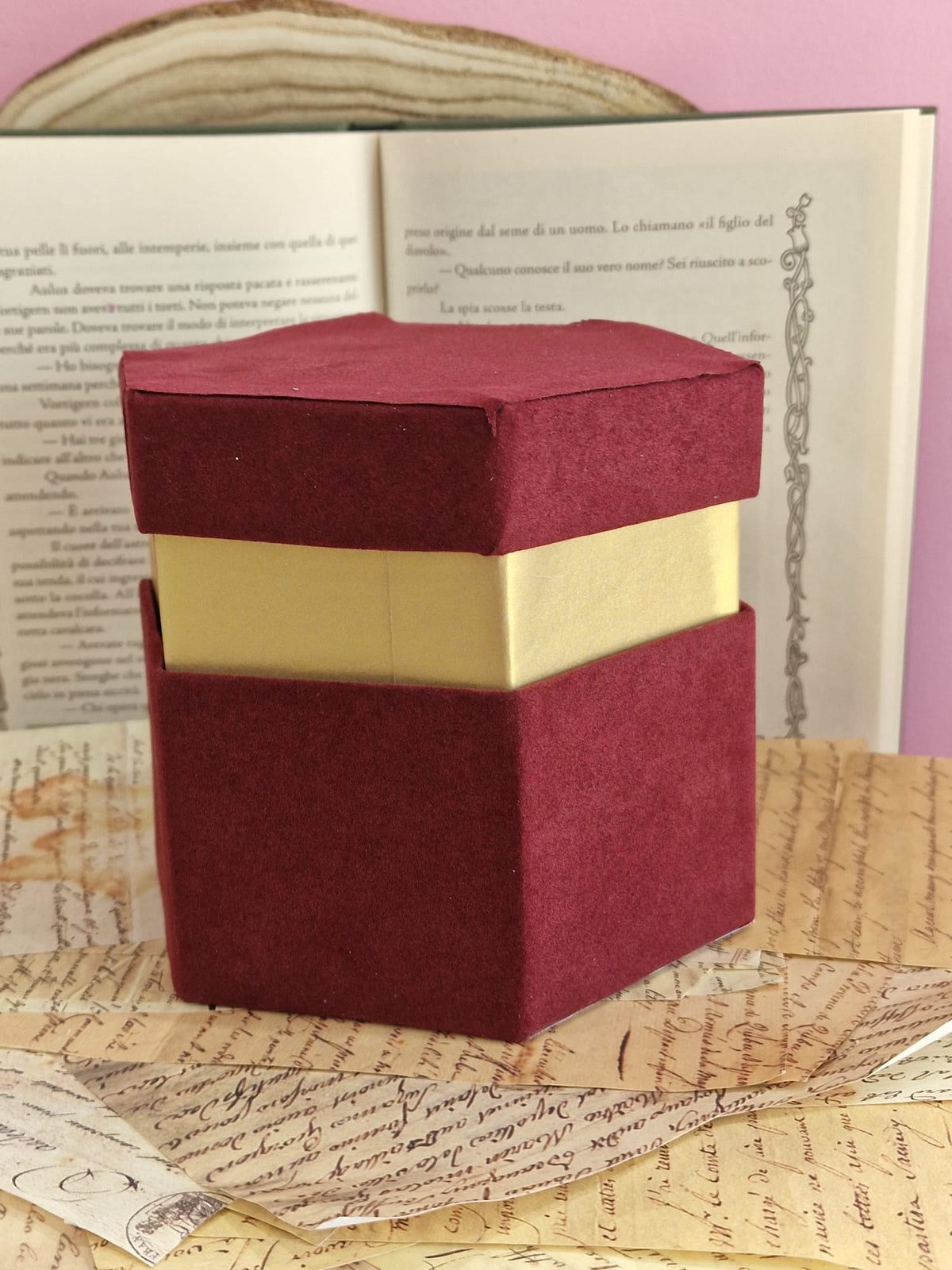 Scatole Esagonali in Velluto Bordeaux con Bordo Oro – 4 Misure