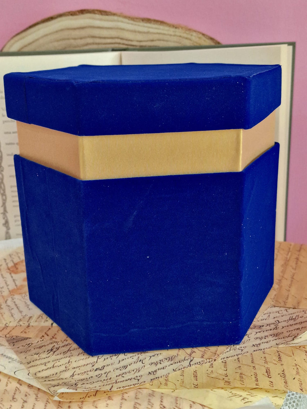 Scatole Esagonali in Velluto Blu Scuro con Bordo Oro – 4 Misure