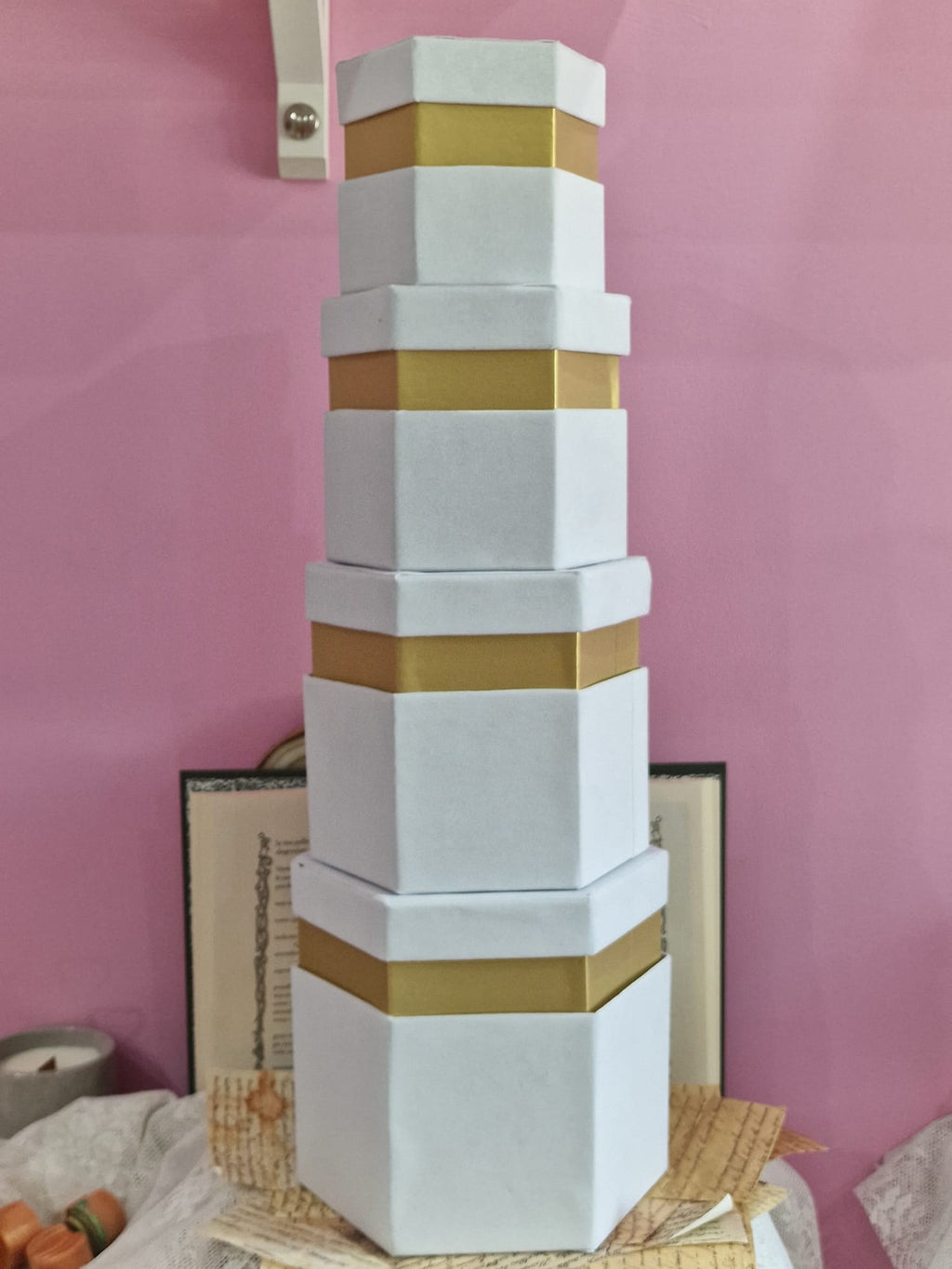Scatole Esagonali in Velluto Bianco con Bordo Oro – 4 Misure