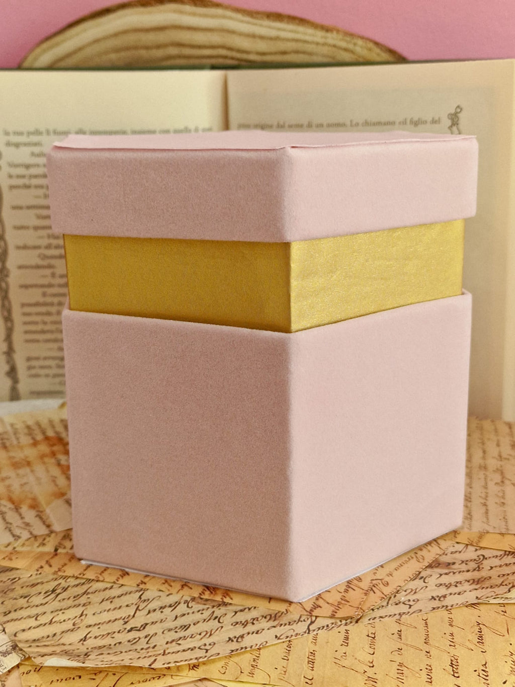 Scatole Esagonali in Velluto Rosa Cipria con Bordo Oro – 4 Misure