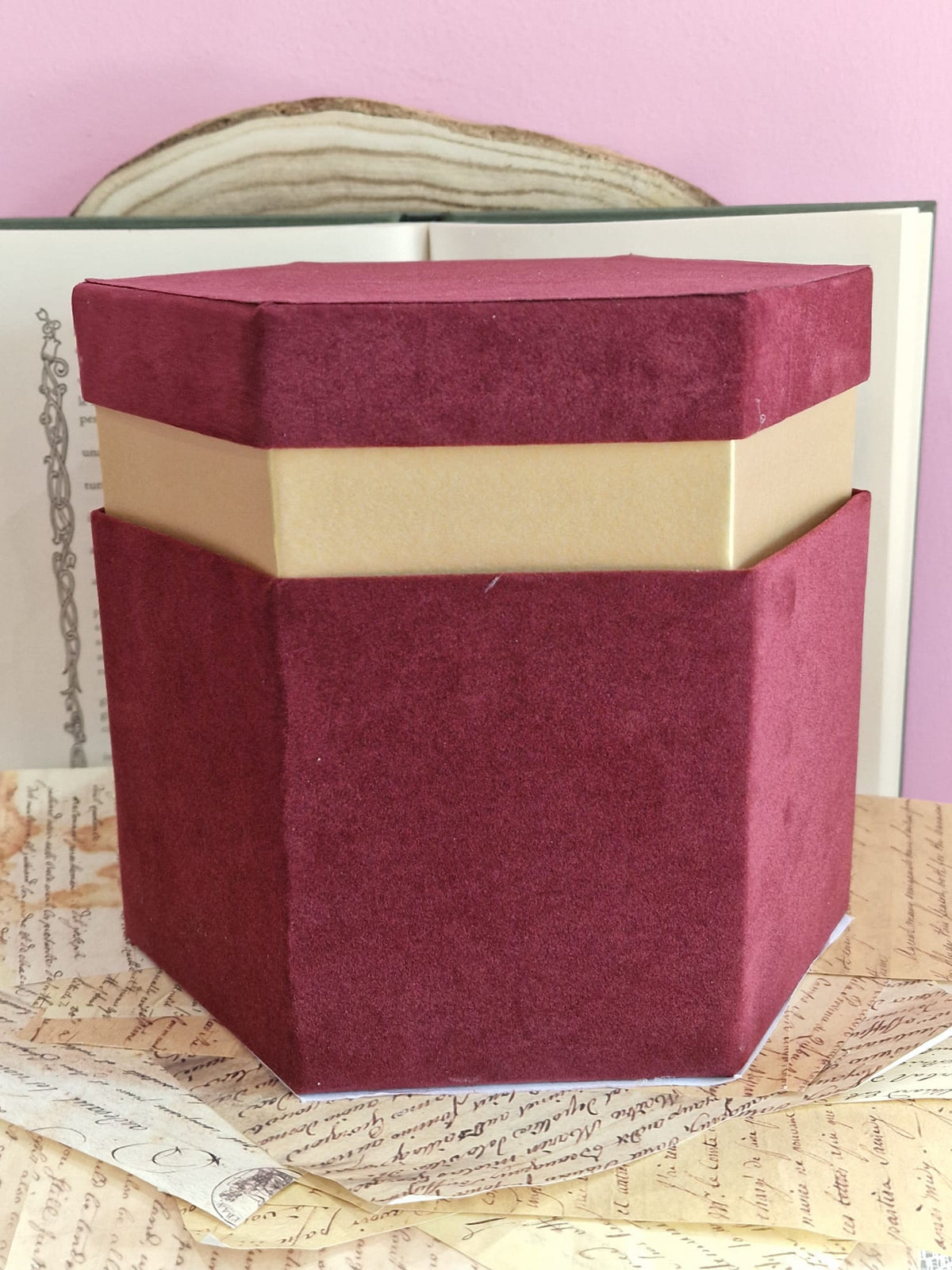 Scatole Esagonali in Velluto Bordeaux con Bordo Oro – 4 Misure