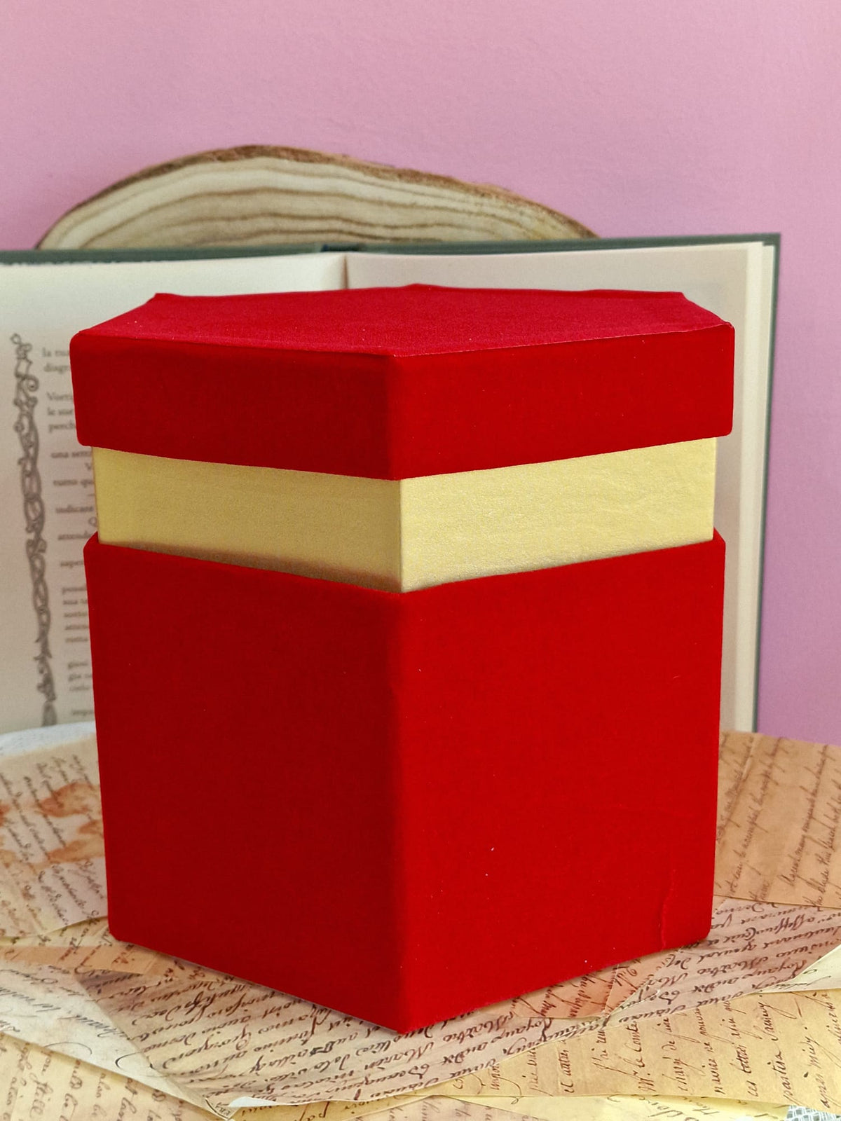 Scatole Esagonali in Velluto Rosso con Bordo Oro – 4 Misure