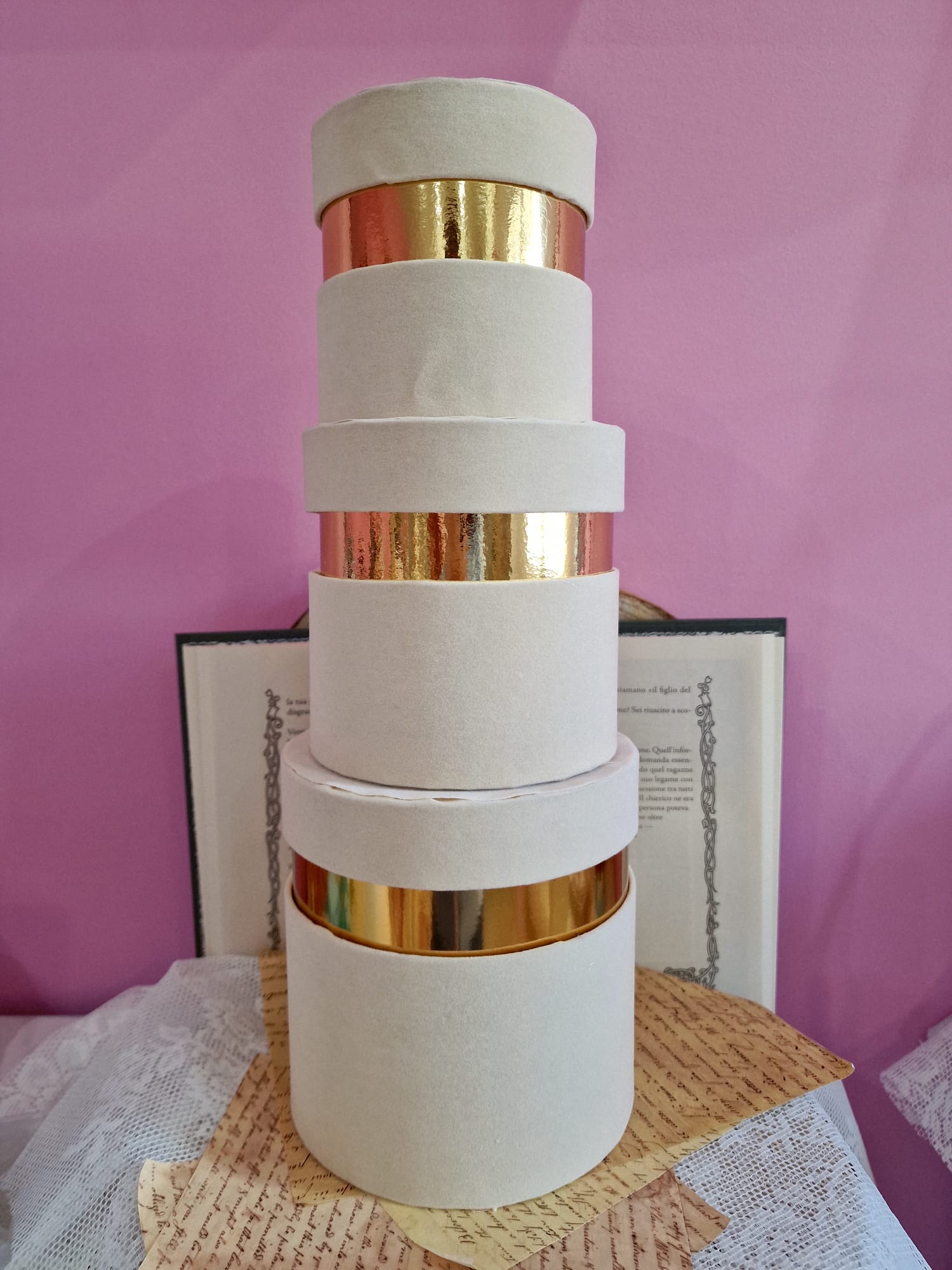 Scatola velluto beige con bordo oro - bomboniere eleganti artigianali per matrimonio e battesimo