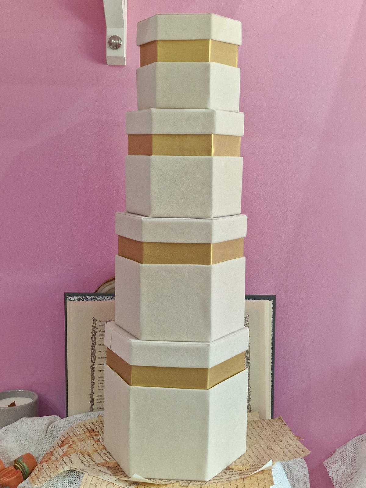 Scatole Esagonali in Velluto Beige con Bordo Oro – 4 Misure