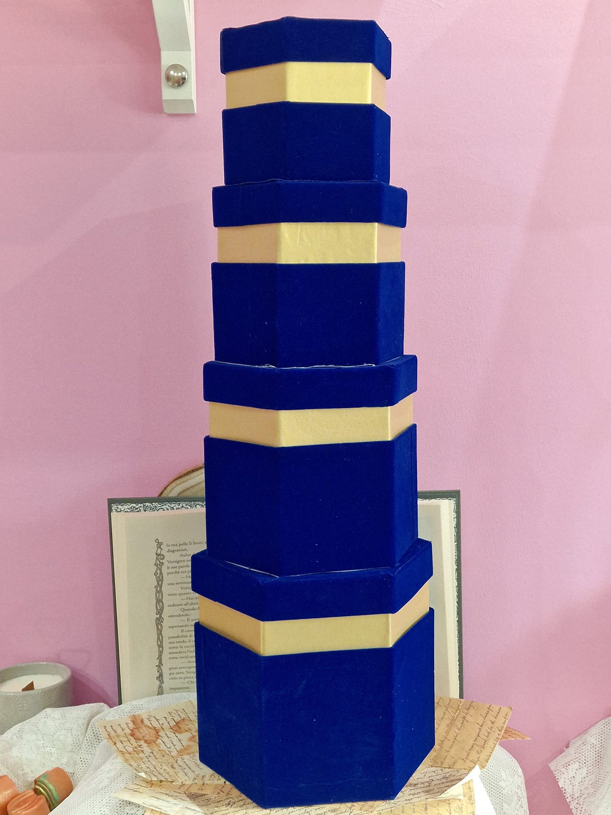 Scatole Esagonali in Velluto Blu Scuro con Bordo Oro – 4 Misure