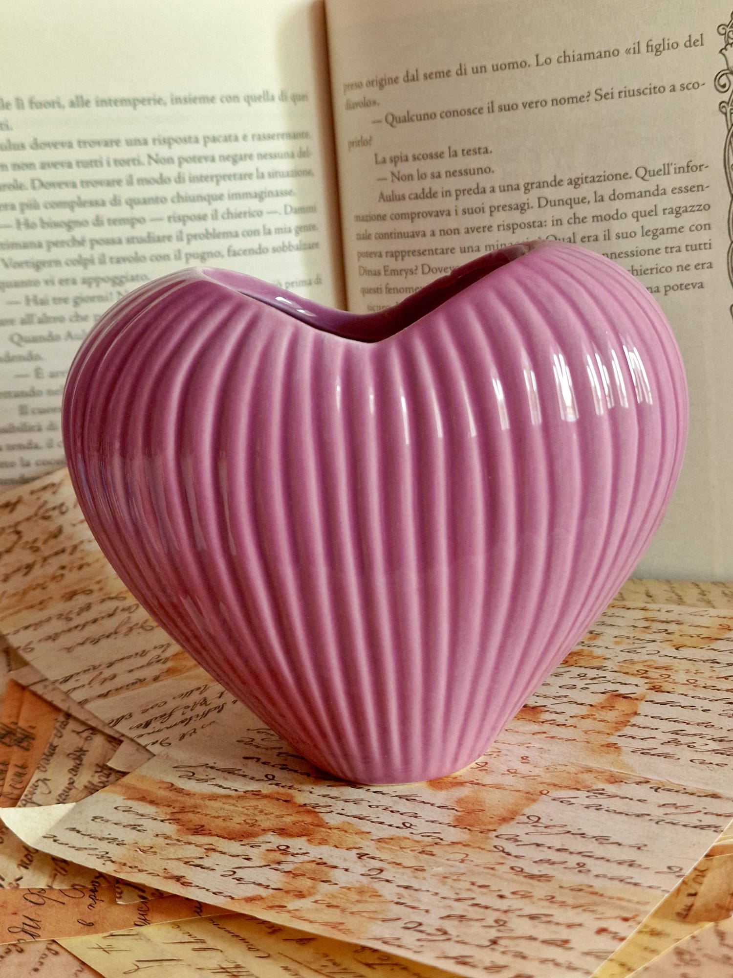 Vaso in Ceramica a Forma di Cuore Rigato Likò - Vari Colori e Misure