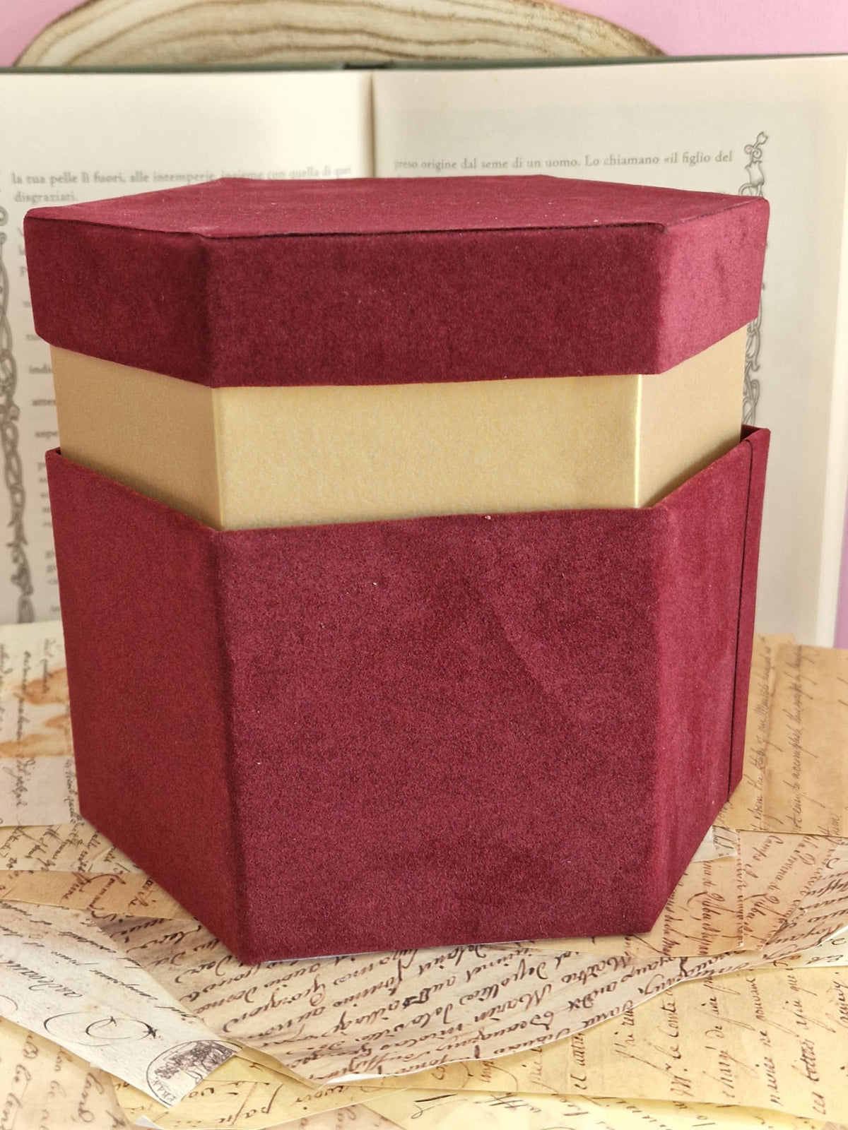 Scatole Esagonali in Velluto Bordeaux con Bordo Oro – 4 Misure