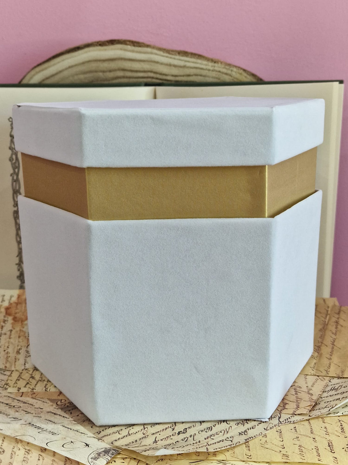 Scatole Esagonali in Velluto Bianco con Bordo Oro – 4 Misure