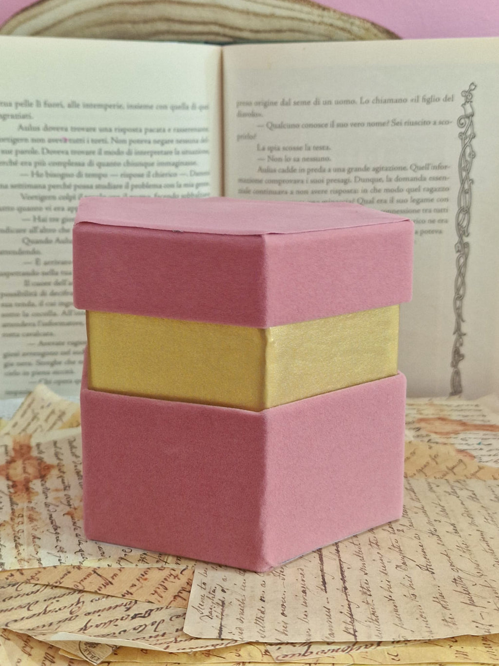 Scatole Esagonali in Velluto Rosa Antico con Bordo Oro – 4 Misure