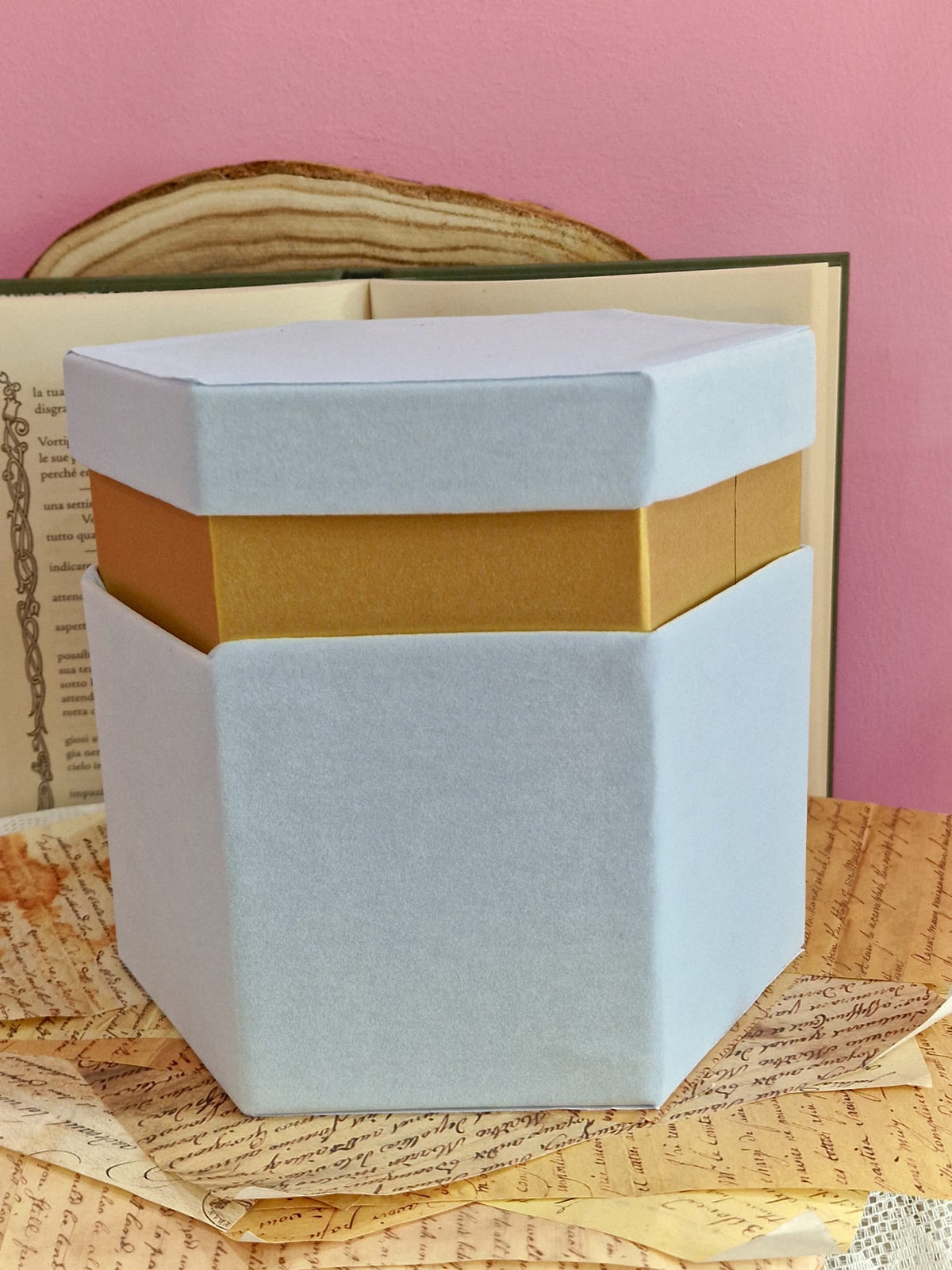 Scatole Esagonali in Velluto Azzurro Polvere con Bordo Oro – 4 Misure