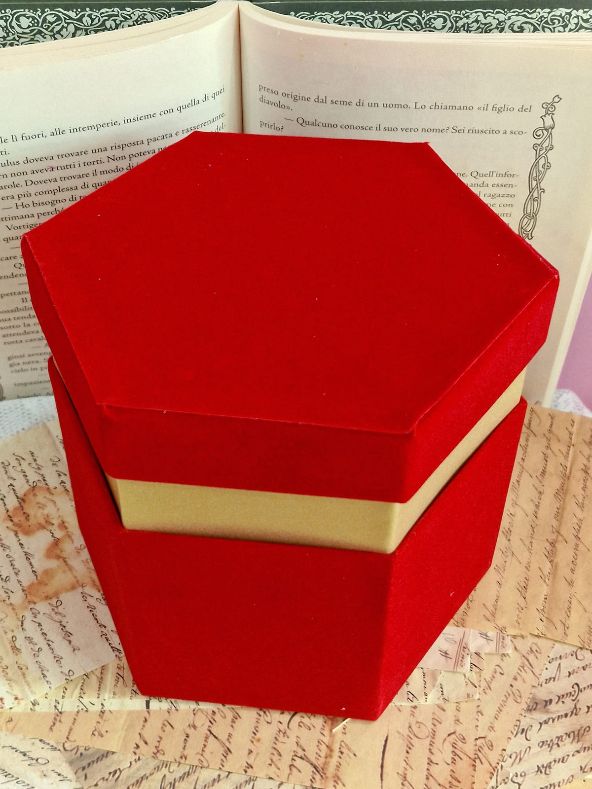 Scatole Esagonali in Velluto Rosso con Bordo Oro – 4 Misure