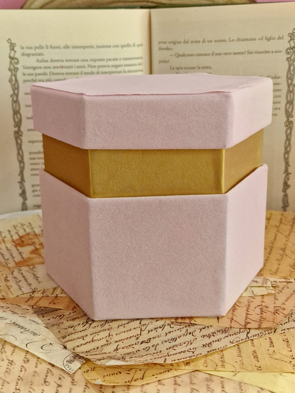 Scatole Esagonali in Velluto Rosa Cipria con Bordo Oro – 4 Misure