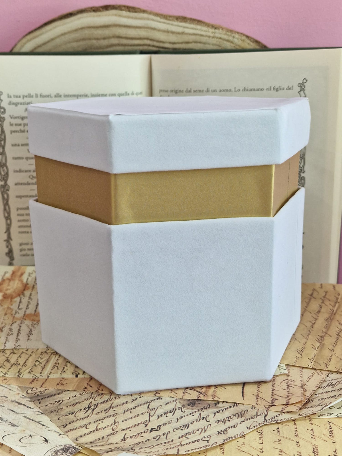 Scatole Esagonali in Velluto Bianco con Bordo Oro – 4 Misure