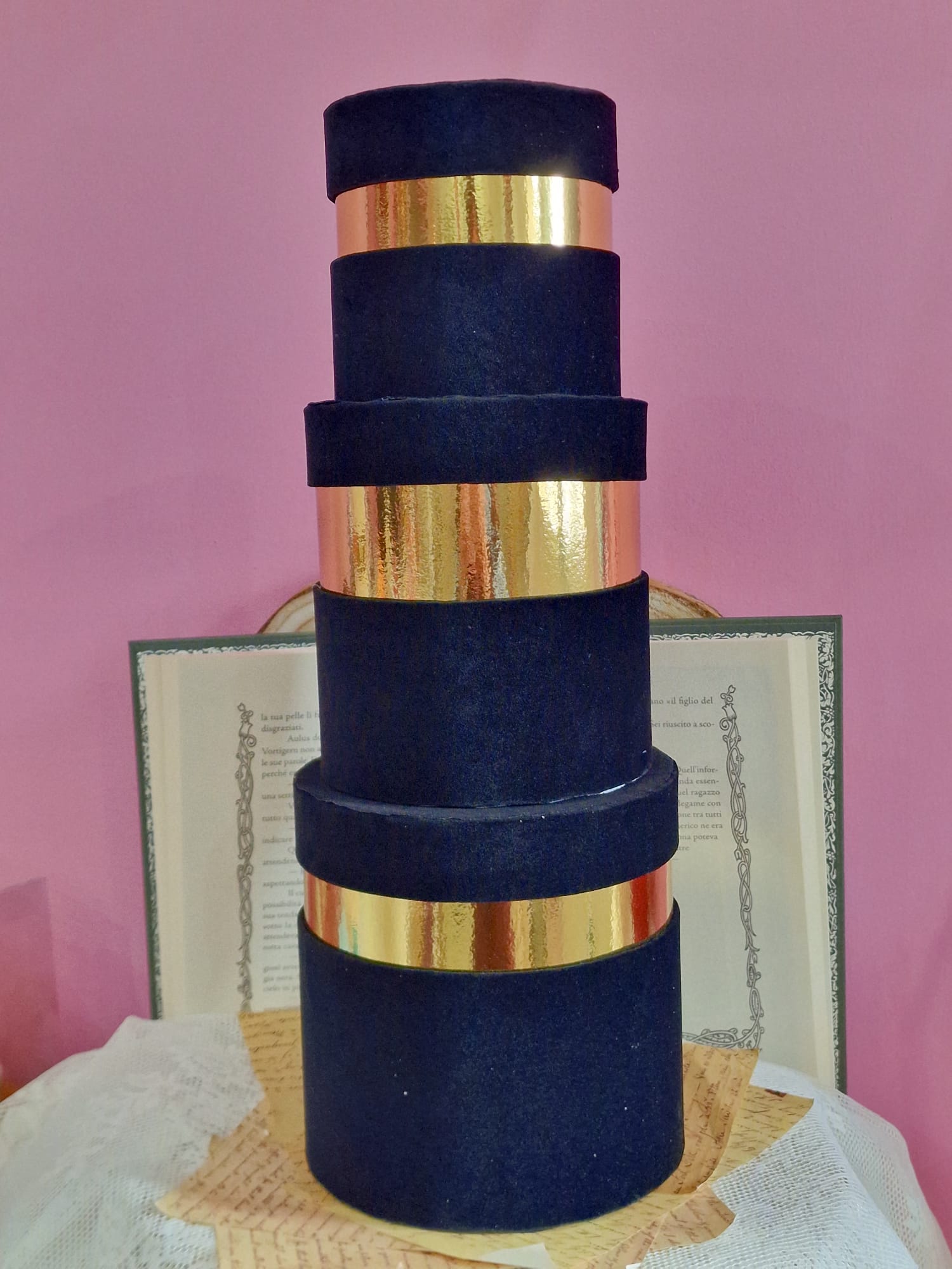 Scatola velluto nero con bordo oro - bomboniere eleganti artigianali per matrimonio e laurea