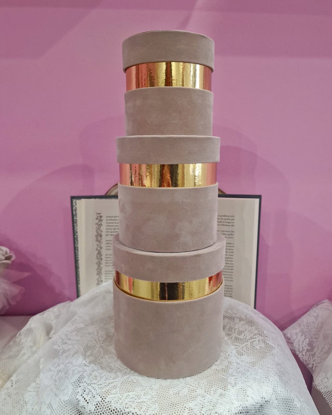 Scatola velluto tortora con bordo oro - bomboniere eleganti artigianali per matrimonio