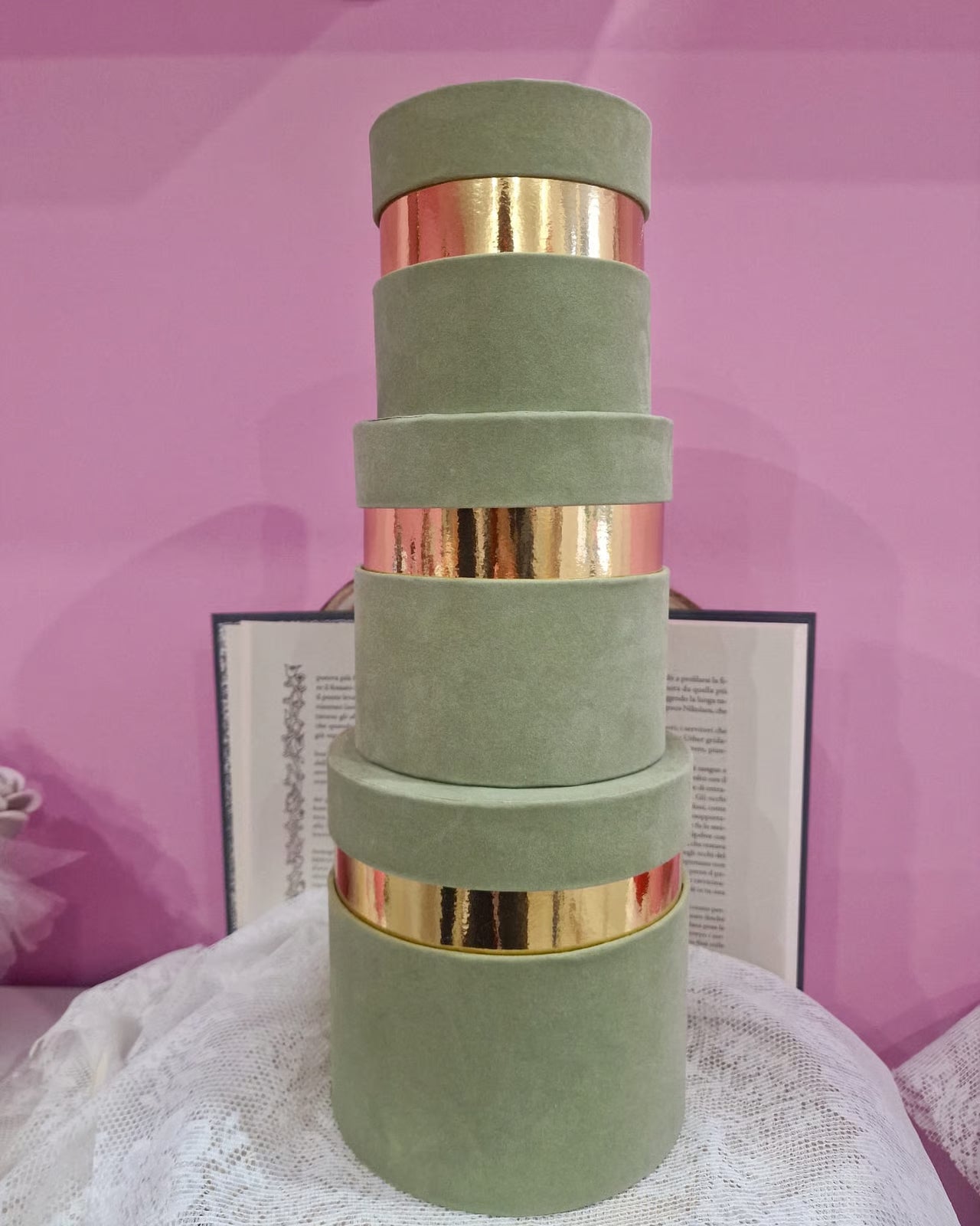 Scatola velluto verde salvia con bordo oro - bomboniere eleganti artigianali per matrimonio