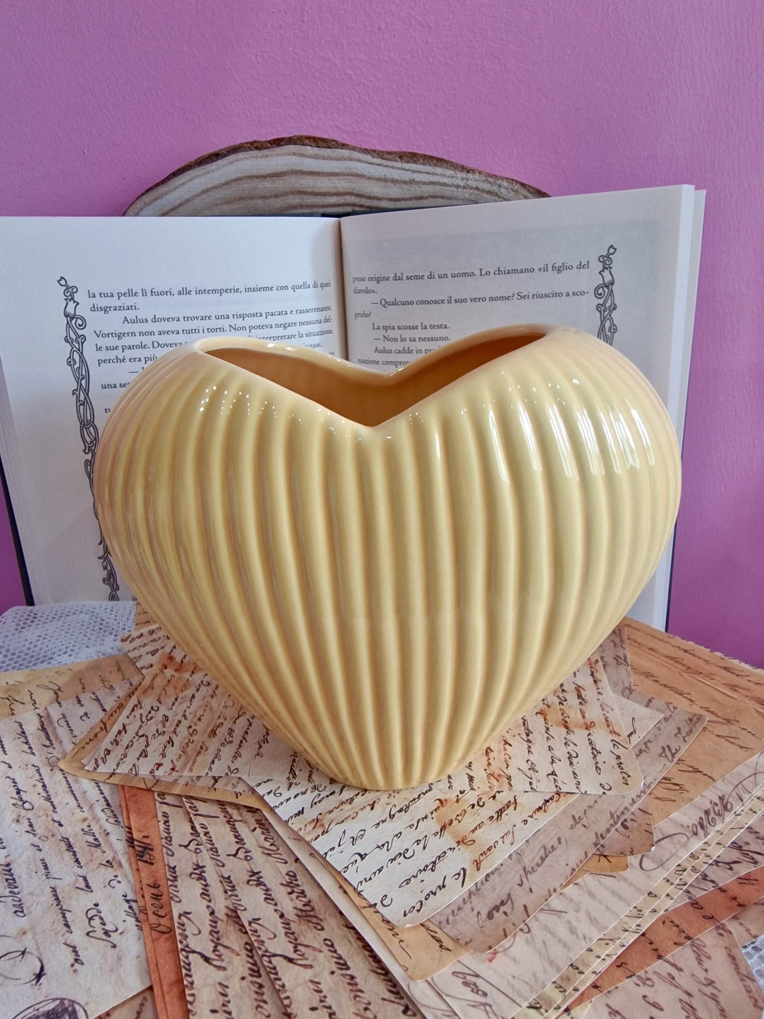 Vaso in Ceramica a Forma di Cuore Rigato Likò - Vari Colori e Misure