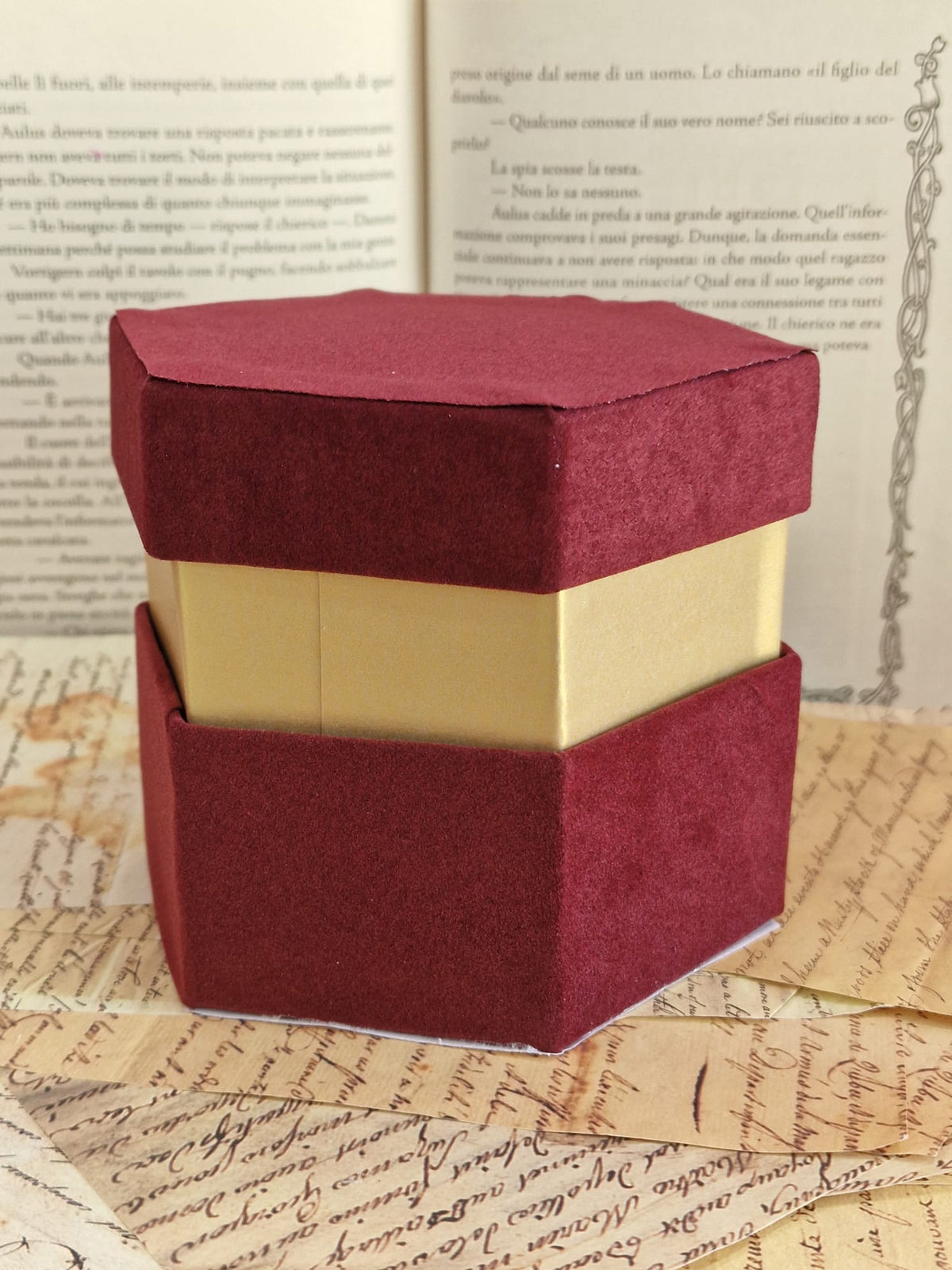 Scatole Esagonali in Velluto Bordeaux con Bordo Oro – 4 Misure