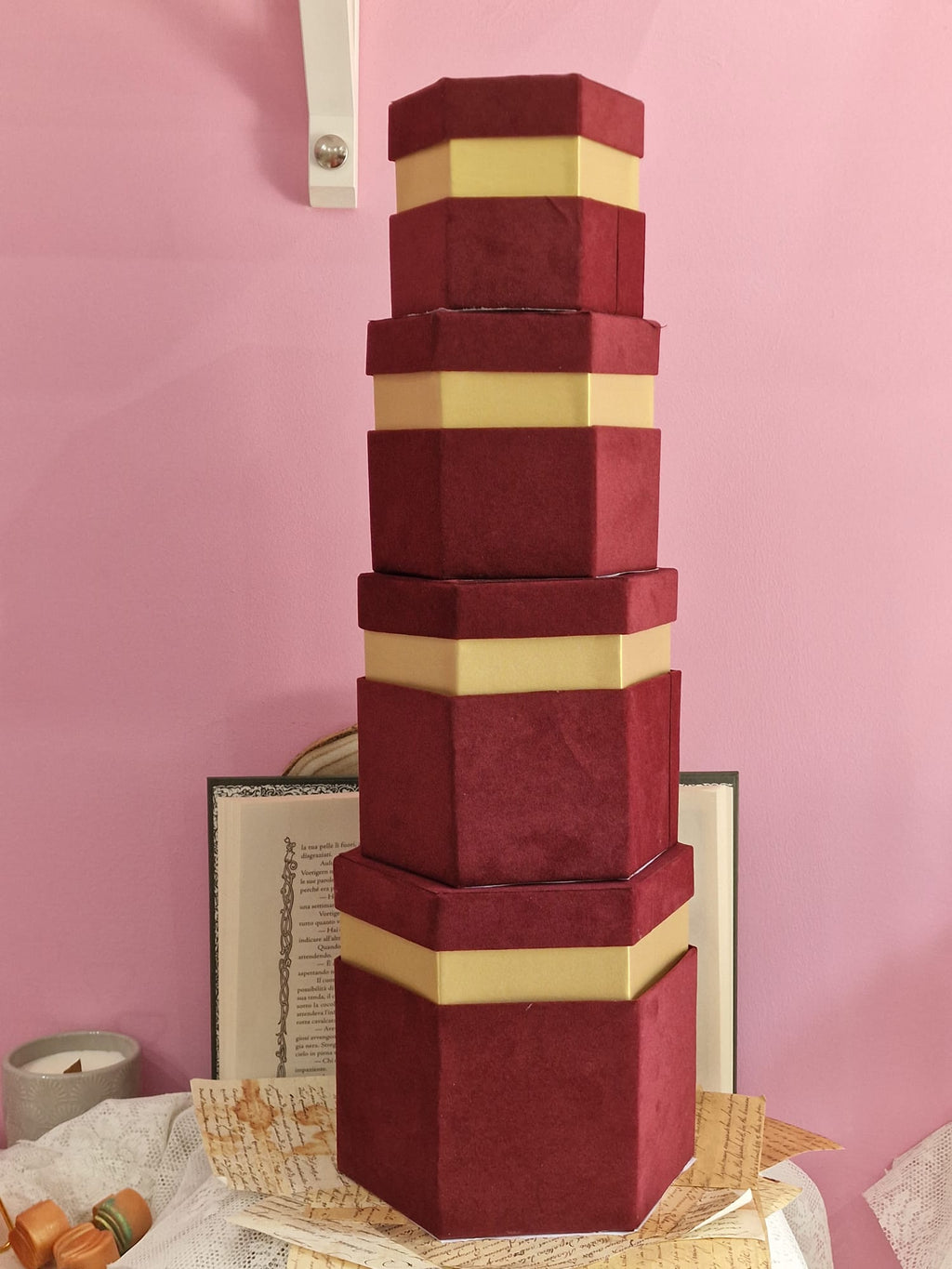 Scatole Esagonali in Velluto Bordeaux con Bordo Oro – 4 Misure
