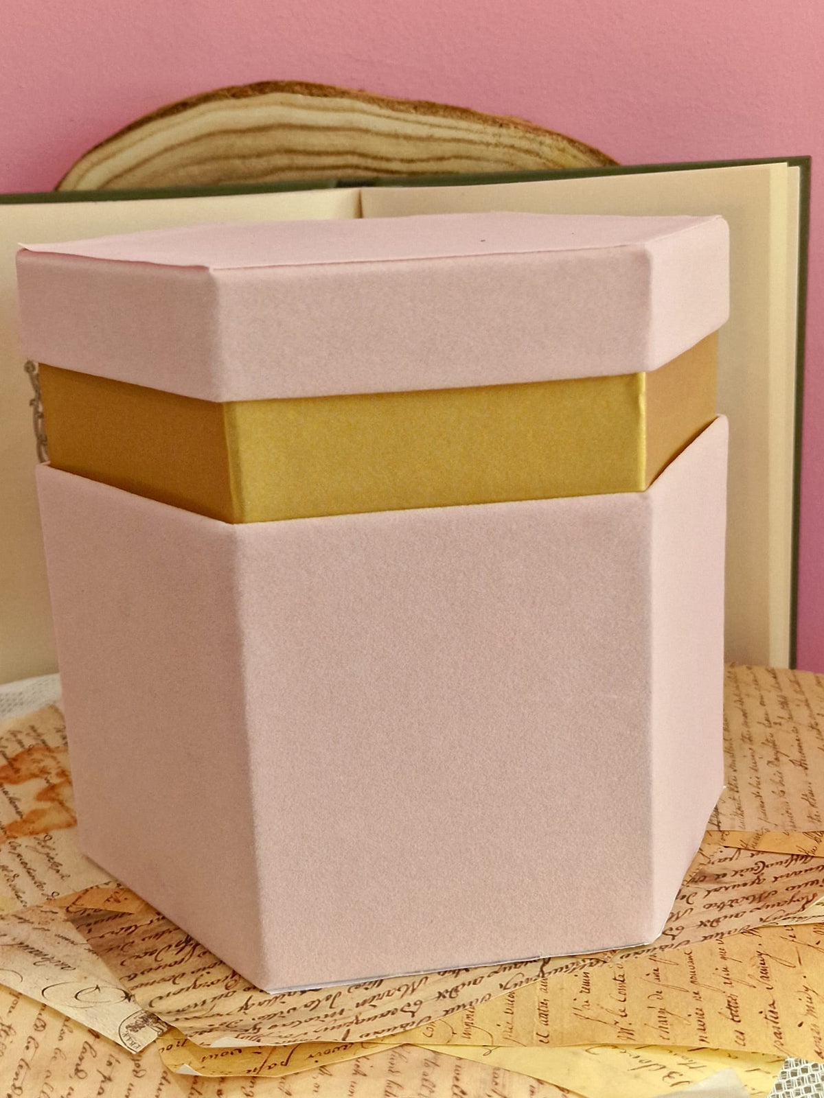 Scatole Esagonali in Velluto Rosa Cipria con Bordo Oro – 4 Misure
