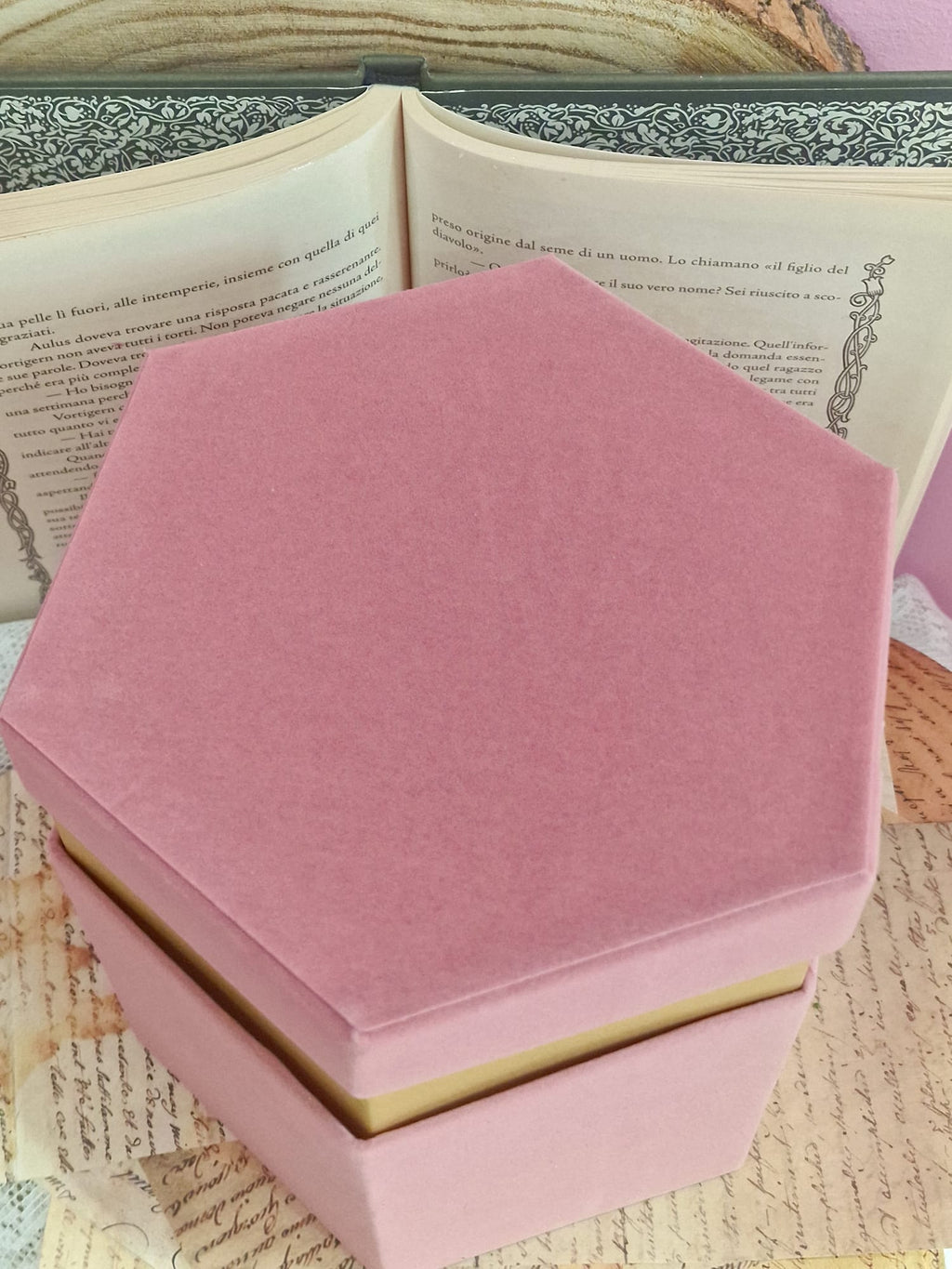 Scatole Esagonali in Velluto Rosa Antico con Bordo Oro – 4 Misure