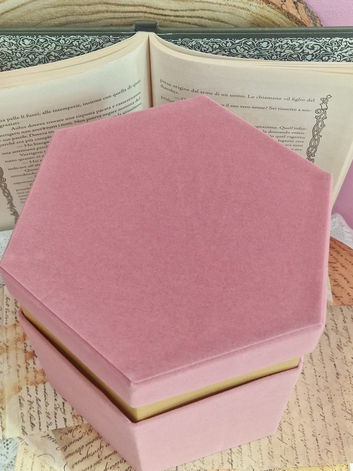 Scatole Esagonali in Velluto Rosa Antico con Bordo Oro – 4 Misure