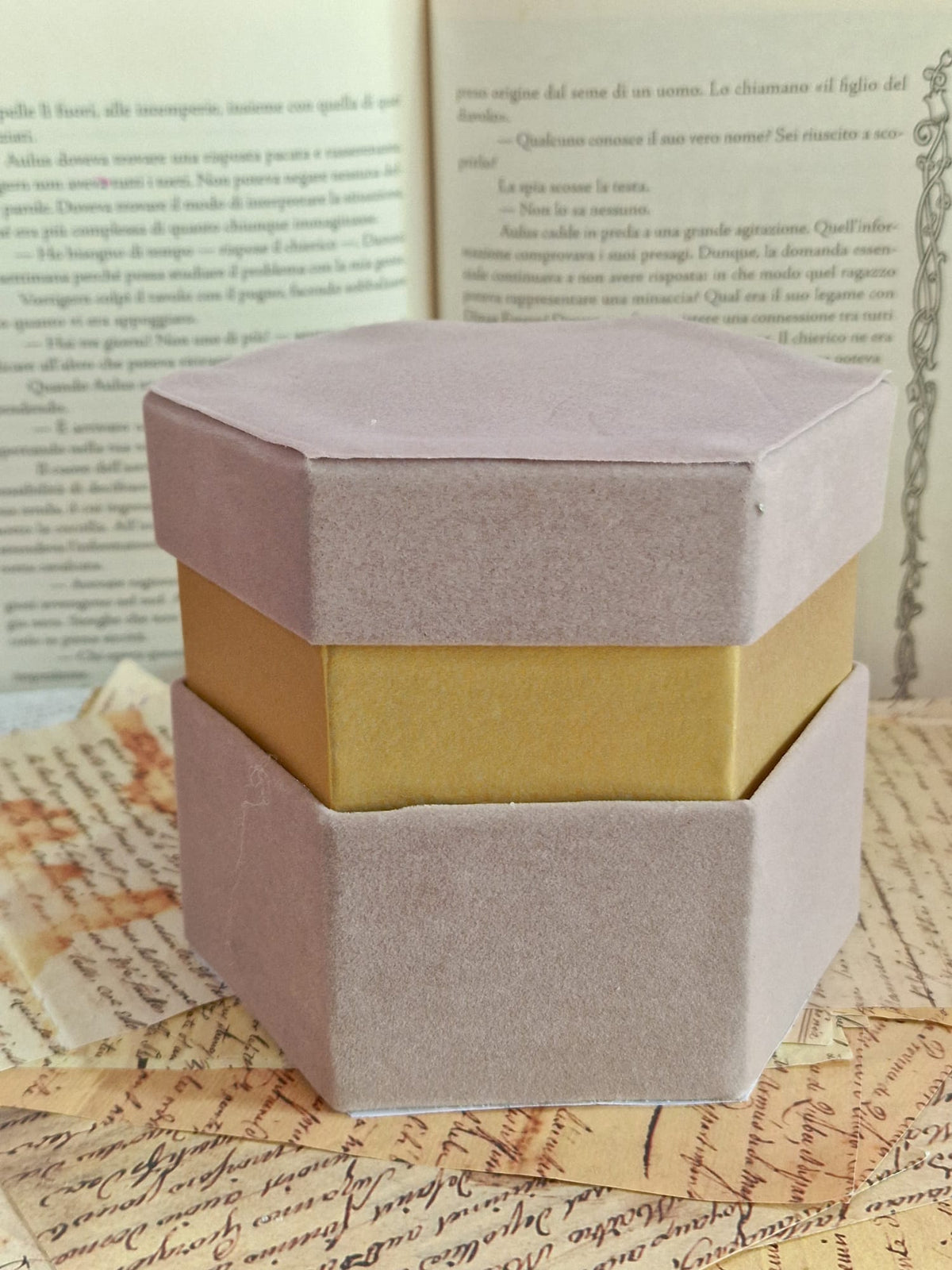 Scatole Esagonali in Velluto Tortora con Bordo Oro – 4 Misure