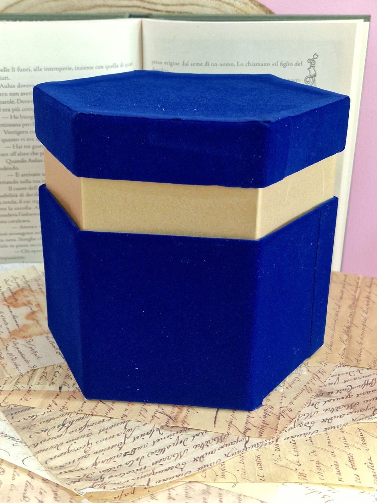 Scatole Esagonali in Velluto Blu Scuro con Bordo Oro – 4 Misure
