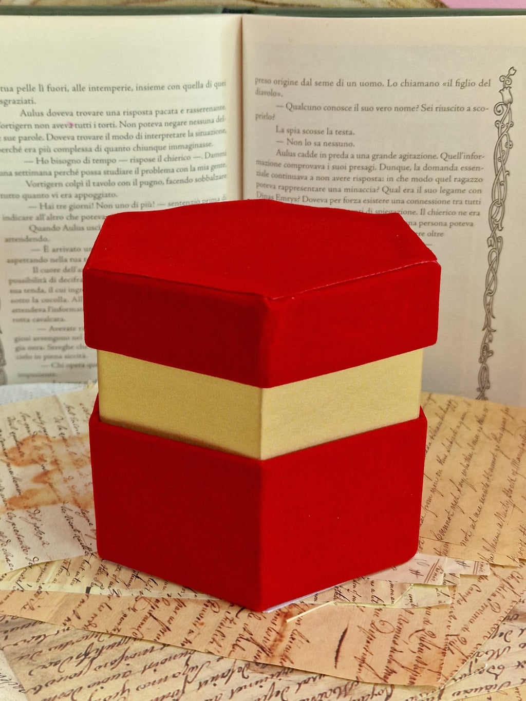 Scatole Esagonali in Velluto Rosso con Bordo Oro – 4 Misure