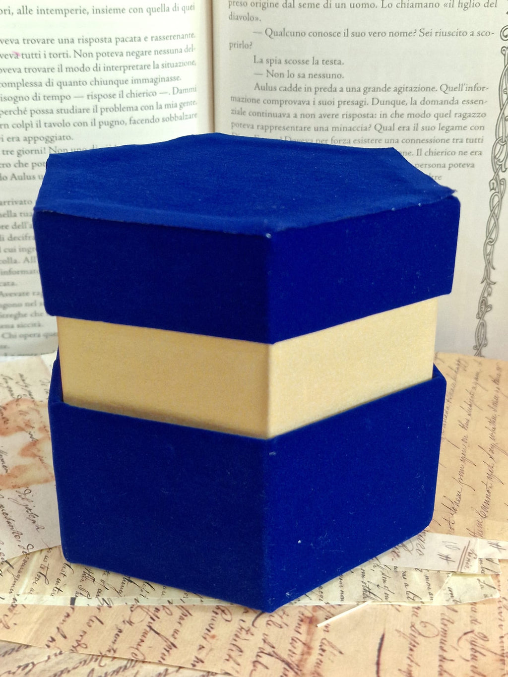 Scatole Esagonali in Velluto Blu Scuro con Bordo Oro – 4 Misure
