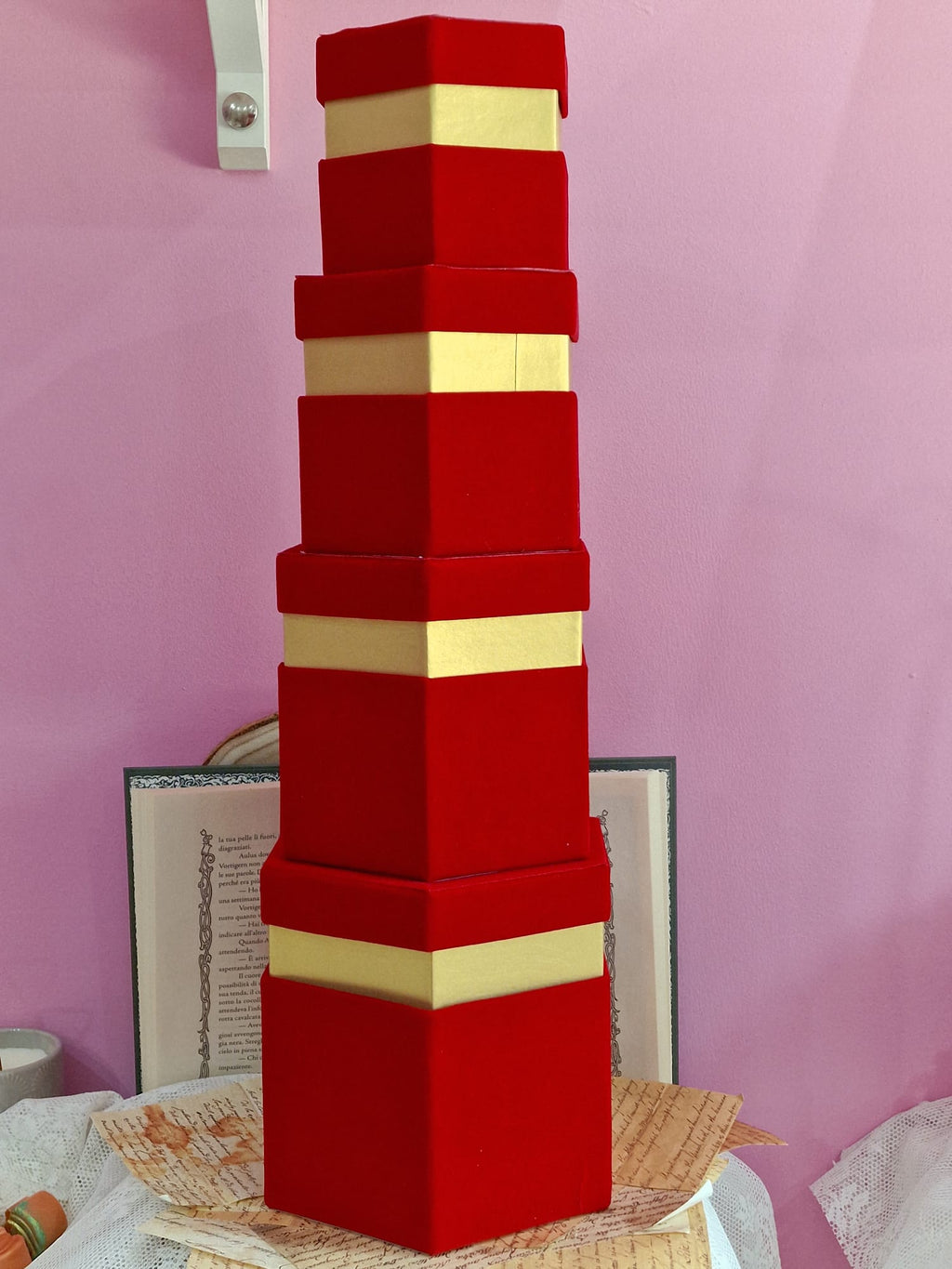 Scatole Esagonali in Velluto Rosso con Bordo Oro – 4 Misure