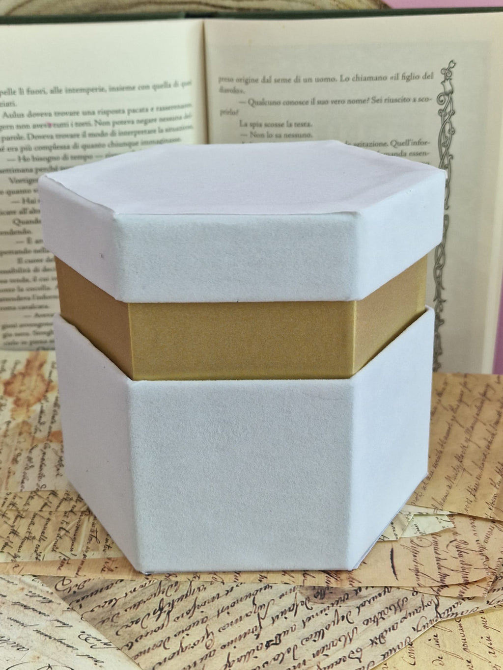 Scatole Esagonali in Velluto Bianco con Bordo Oro – 4 Misure