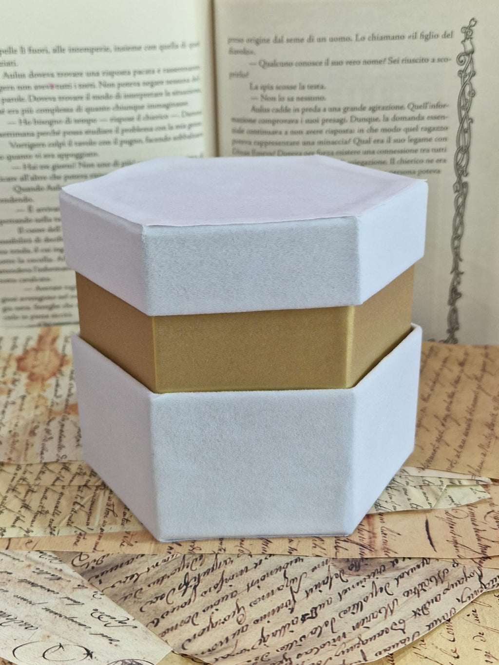 Scatole Esagonali in Velluto Bianco con Bordo Oro – 4 Misure