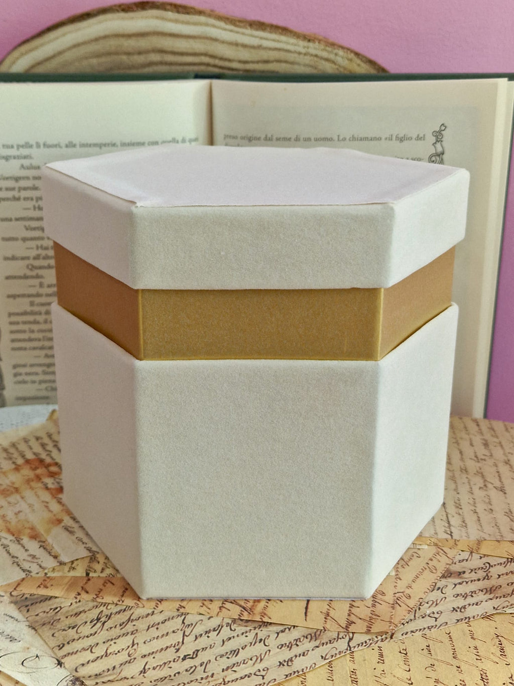 Scatole Esagonali in Velluto Beige con Bordo Oro – 4 Misure