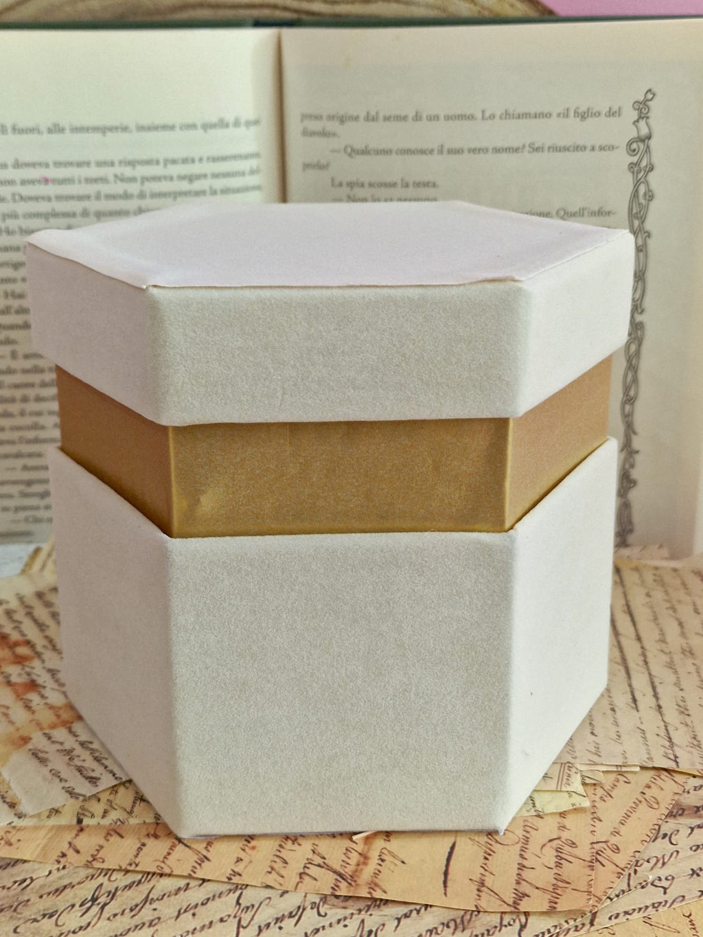 Scatole Esagonali in Velluto Beige con Bordo Oro – 4 Misure