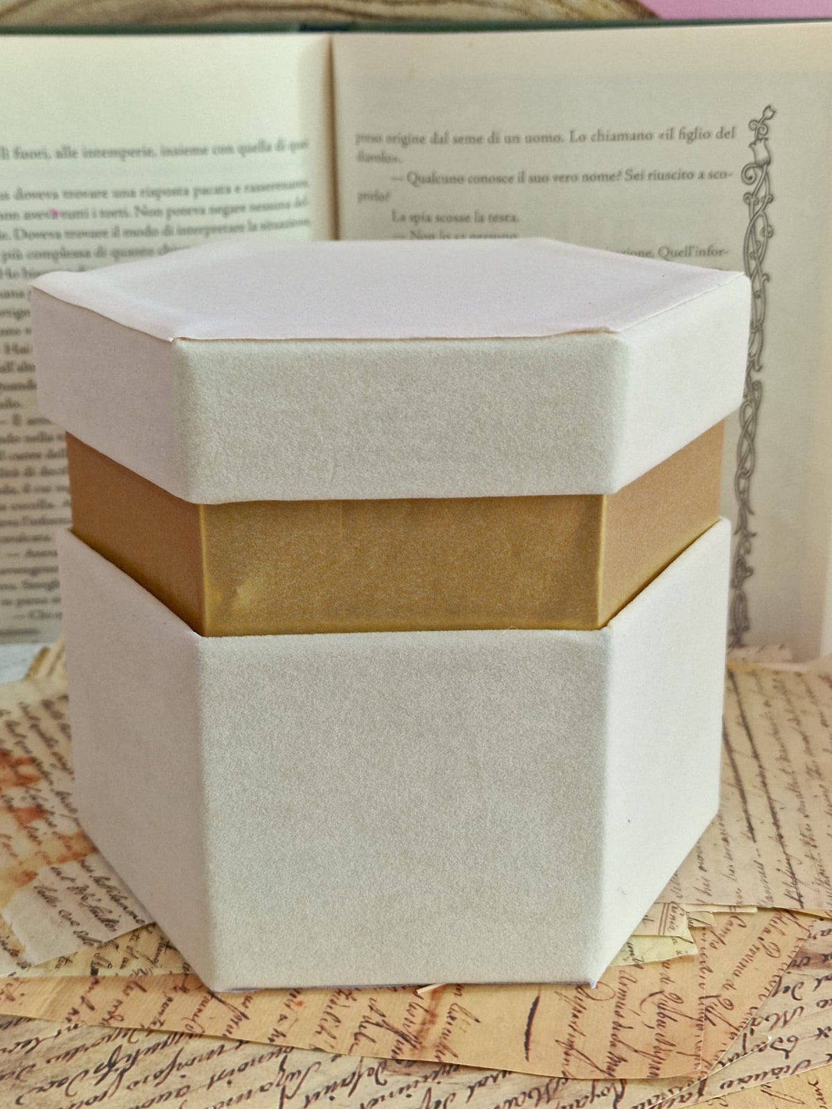 Scatole Esagonali in Velluto Beige con Bordo Oro – 4 Misure