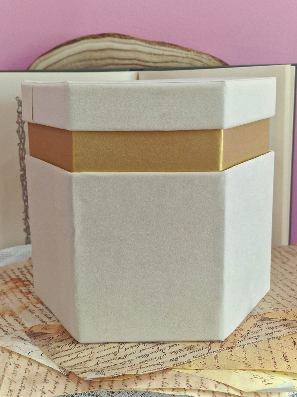 Scatole Esagonali in Velluto Beige con Bordo Oro – 4 Misure