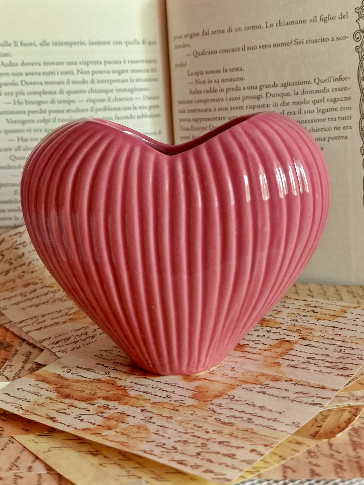 Vaso in Ceramica a Forma di Cuore Rigato Likò - Vari Colori e Misure