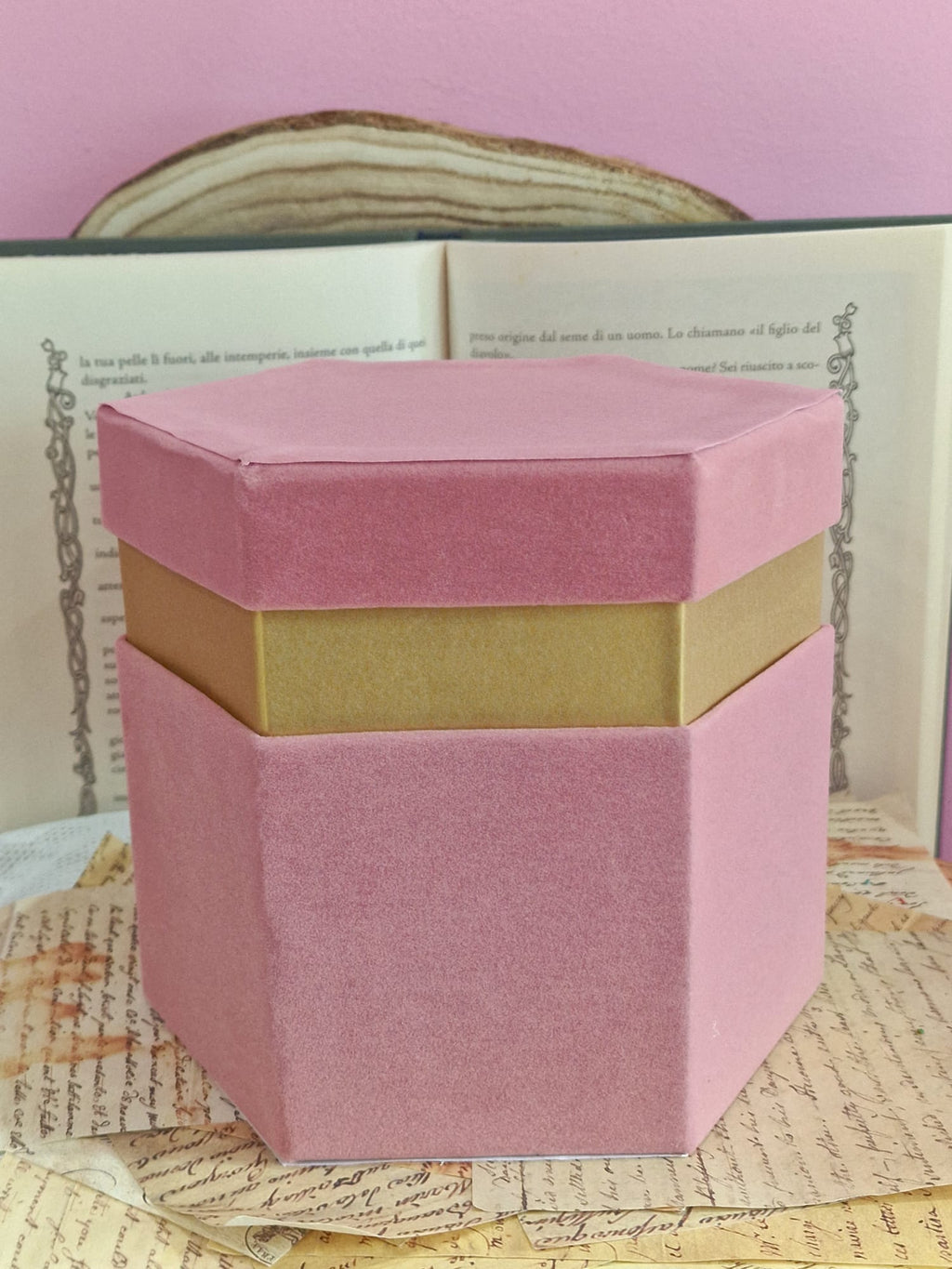 Scatole Esagonali in Velluto Rosa Antico con Bordo Oro – 4 Misure