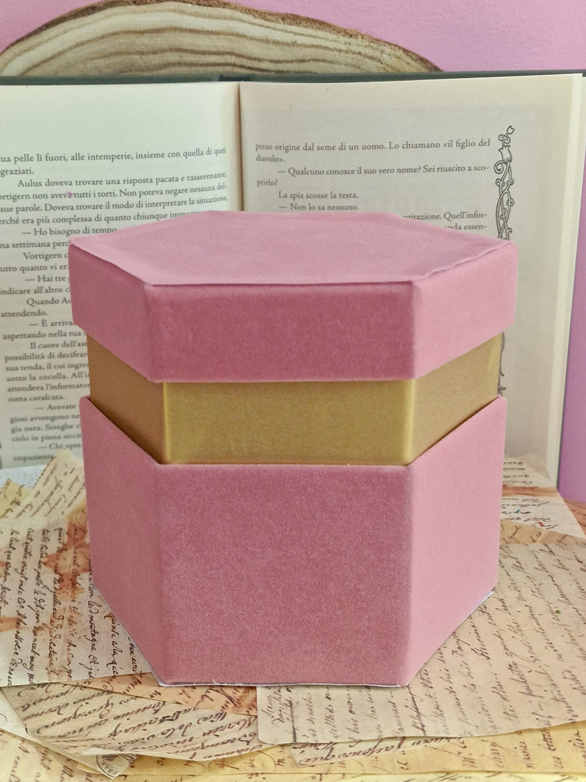 Scatole Esagonali in Velluto Rosa Antico con Bordo Oro – 4 Misure