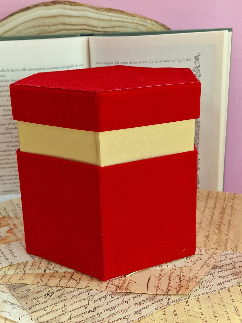 Scatole Esagonali in Velluto Rosso con Bordo Oro – 4 Misure