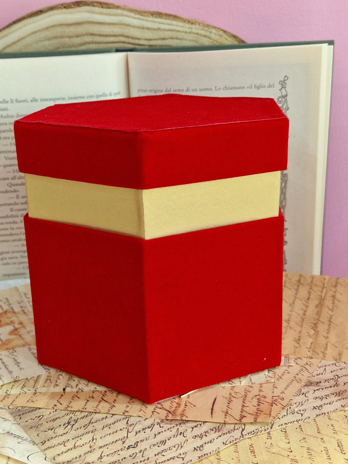 Scatole Esagonali in Velluto Rosso con Bordo Oro – 4 Misure