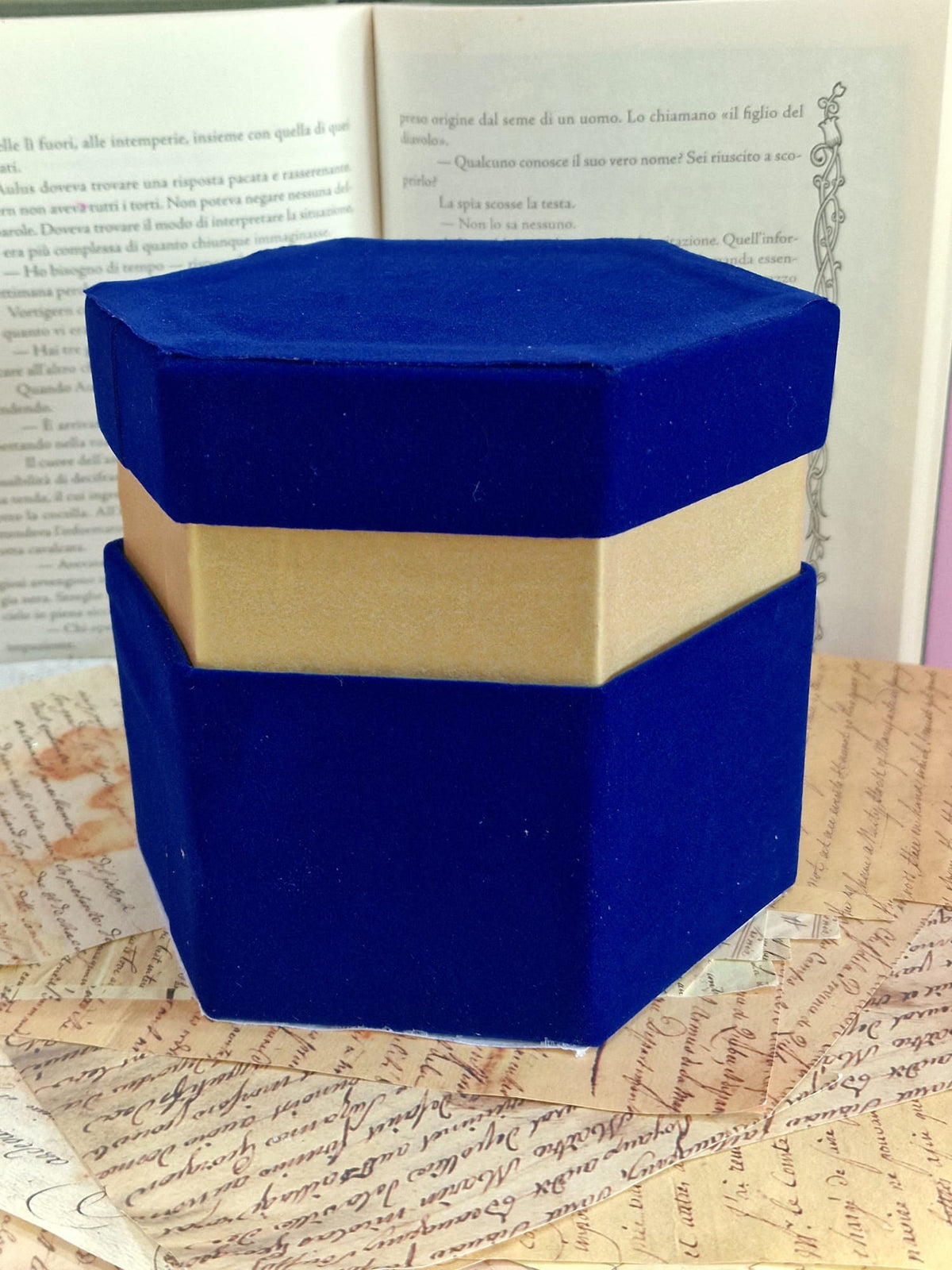 Scatole Esagonali in Velluto Blu Scuro con Bordo Oro – 4 Misure