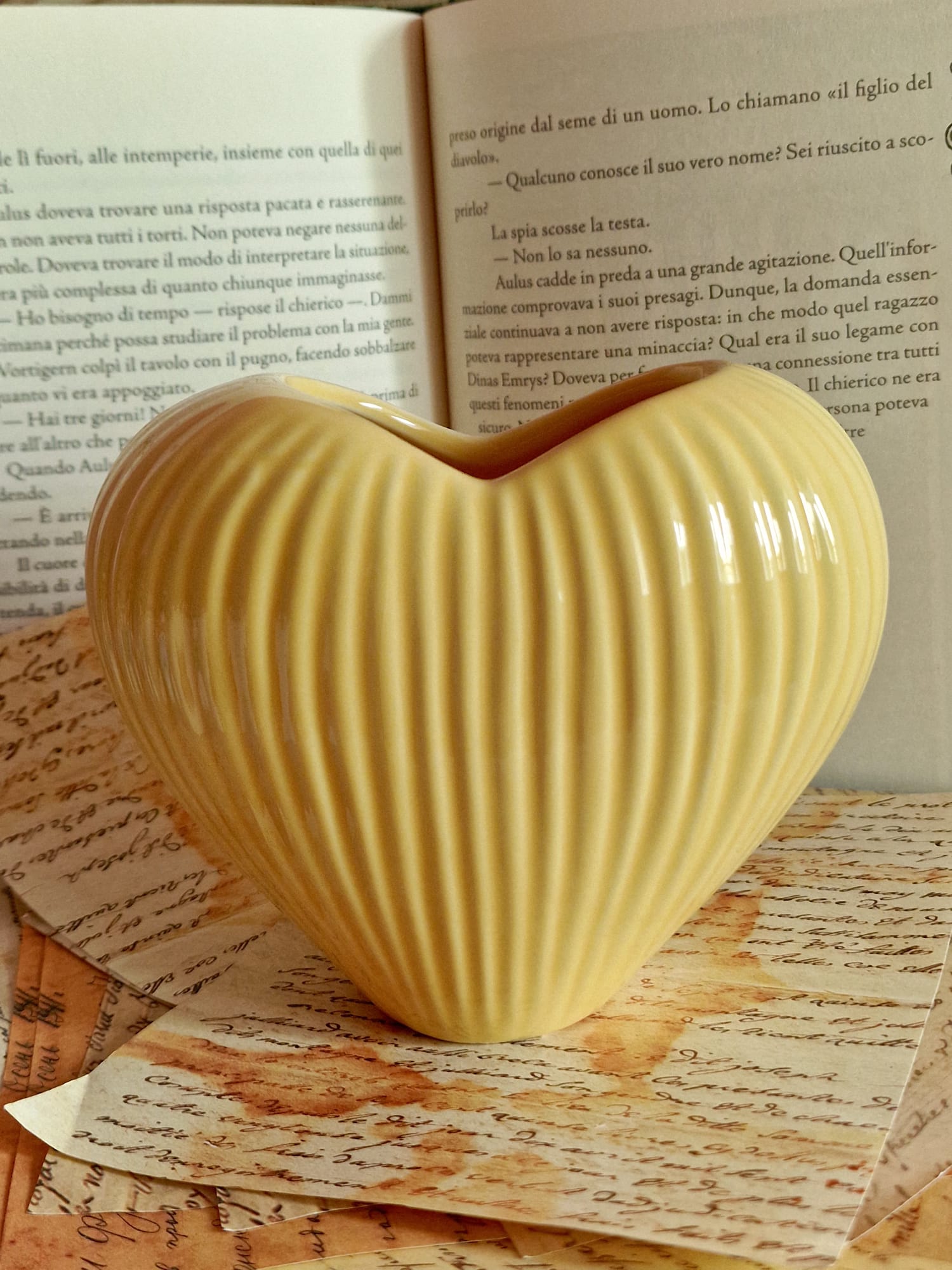 Vaso in Ceramica a Forma di Cuore Rigato Likò - Vari Colori e Misure